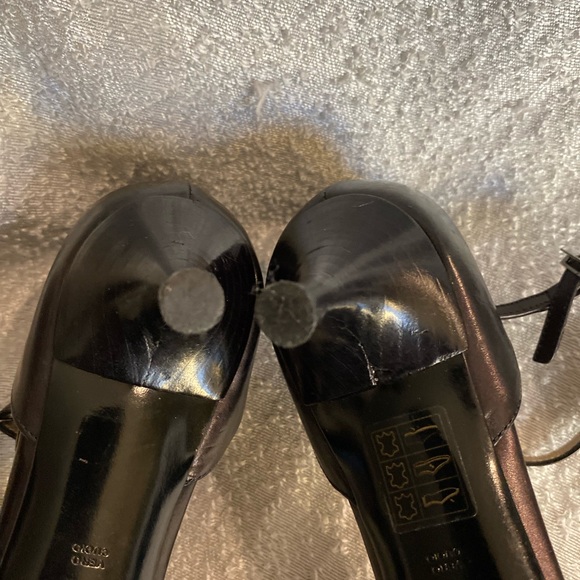 Giorgio Armani Leather Scalloped Accent 2" pumps w/logo charm size 40 - Picture 5 of 16